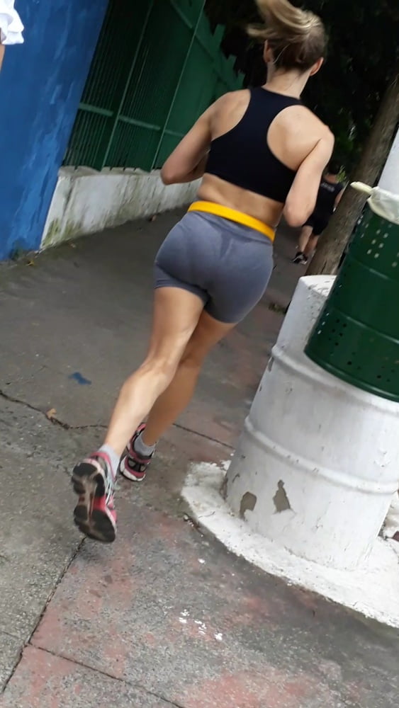 Rubia Sabrosa Corriendo Con Shorts De Licra Tanga Marcada Mujeres